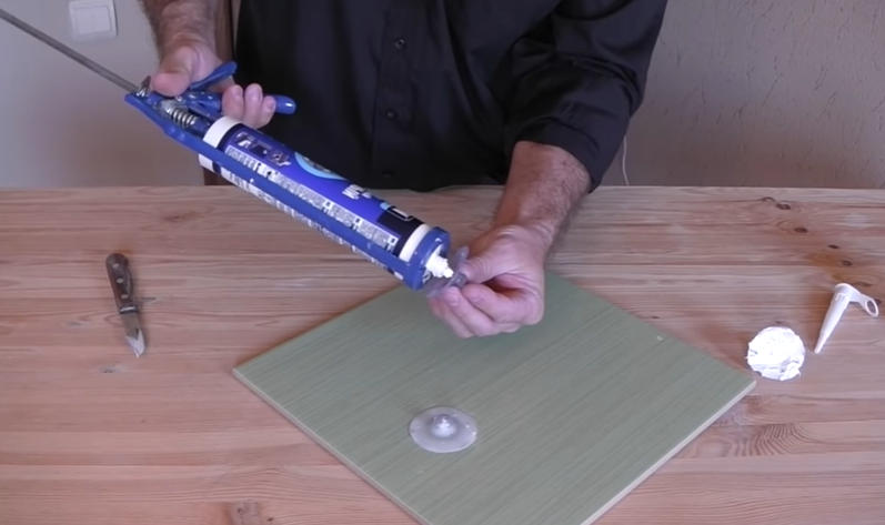 Нанесение клея или герметика