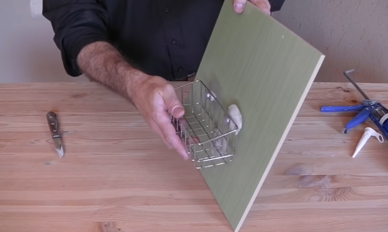 Присоски вставляют отверстия полки, конструкцию прижимают к подготовленной поверхности стены