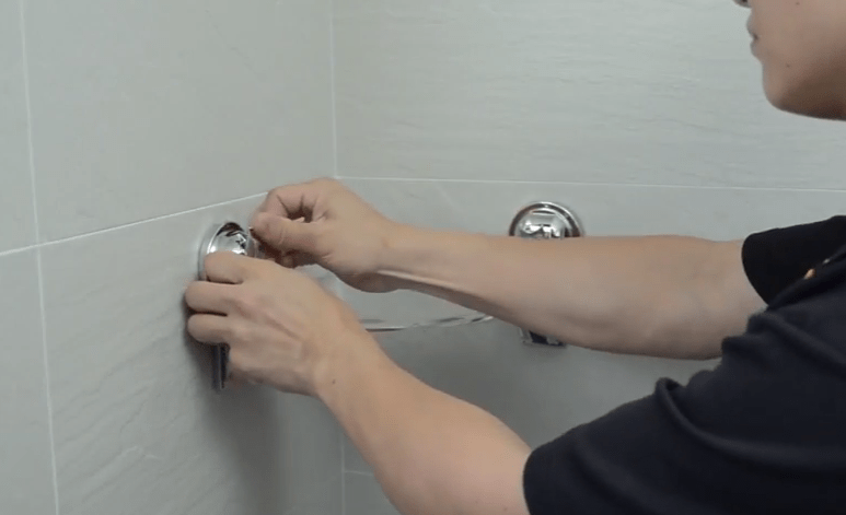 Рычажки присосок защелкивают до упора