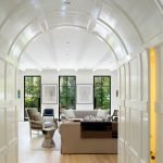 Гостиная с высокими окнами