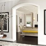 Черные картины на белых стенах