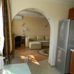 Стеклянный столик у окна на кухне