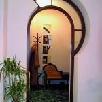 Плитка под мрамор на полу