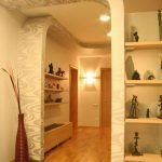 Напольная ваза в углу