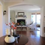 Светильник на стене у двери