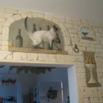 Кот над дверью