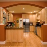 Стальной холодильник на кухне