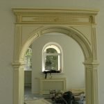 Резной экран на батареи под окном