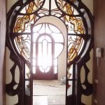 Стекла с узорами вокруг прохода