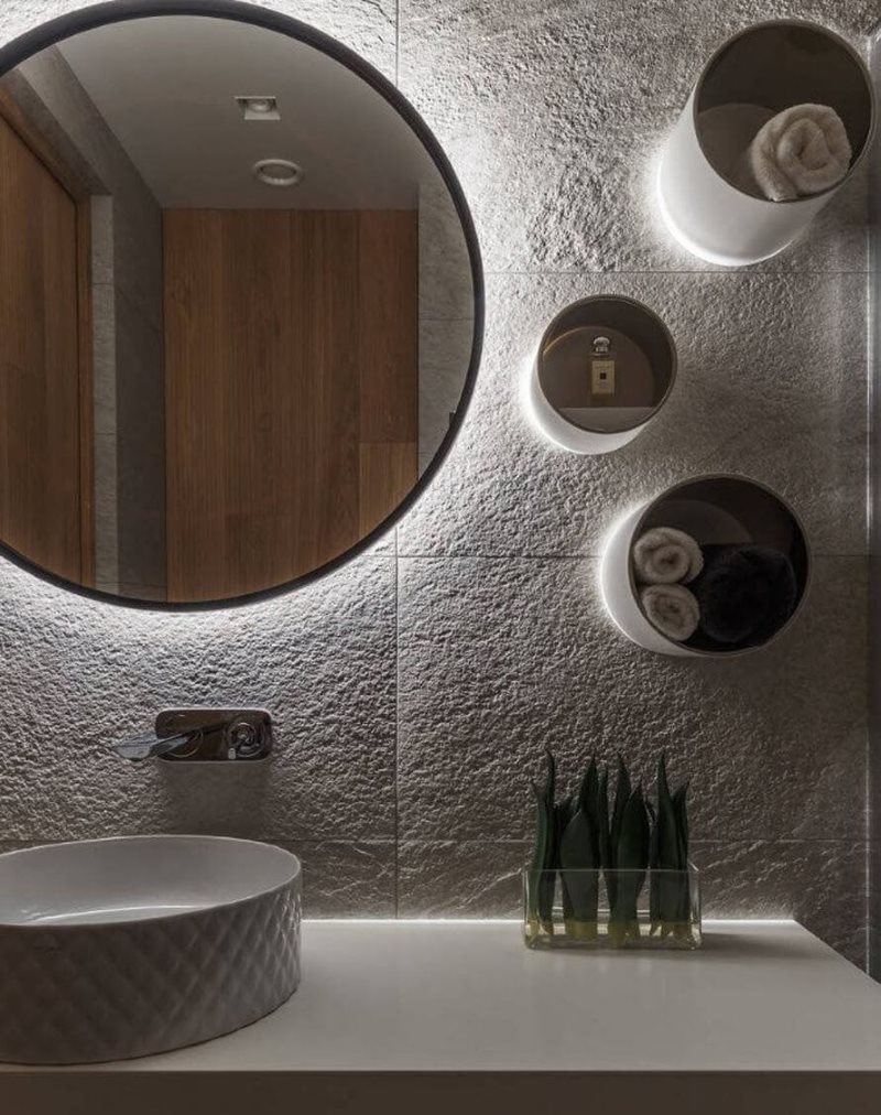 Оригинальные полочки на стене рядом с зеркалом