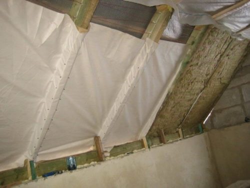 Укладка ветрозащитной мембраны при утеплении готовой крыши