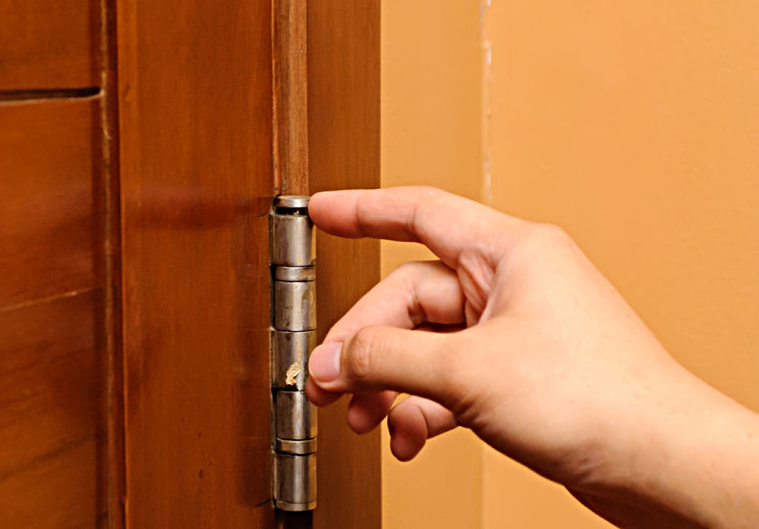 Как смазать дверные петли не снимая дверь