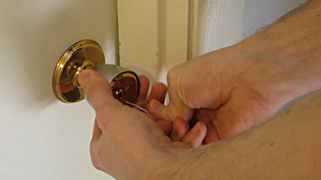 Как открыть дверь дома без ключа