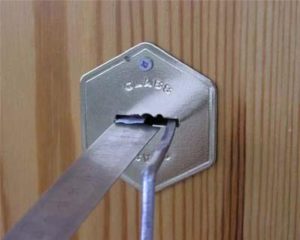 Как открыть дверную ручку без ключа
